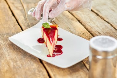 Nane ile dekorasyon cheesecake.