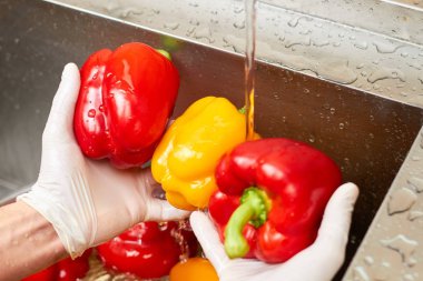 Biber düşen dokunun su akışı.