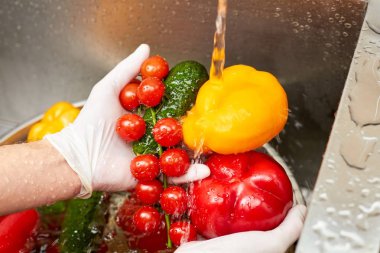 Kırmızı biber ve domates splasing akan su dokunun.