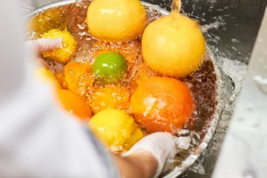 Portakal ve sıçrama su akan.