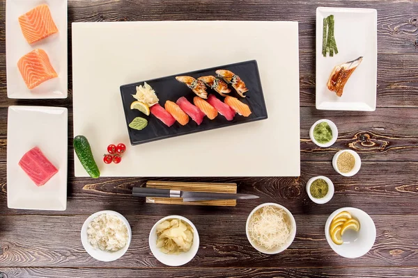 Sushi nigiri con salmón, atún y anguila . — Foto de Stock