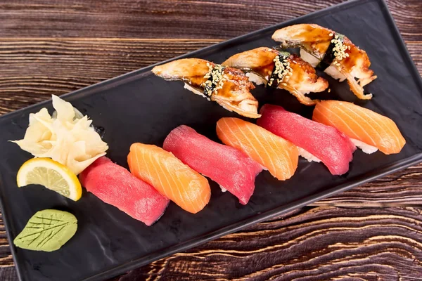 Plato negro de sushi nigiri, de cerca . — Foto de Stock