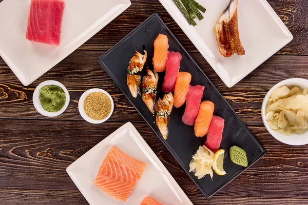 Se sirve sushi con guarnición en el restaurante . — Foto de Stock