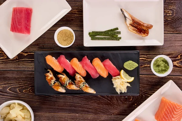 Nigiri sushi con jengibre blanco, wasabi y grano . — Foto de Stock