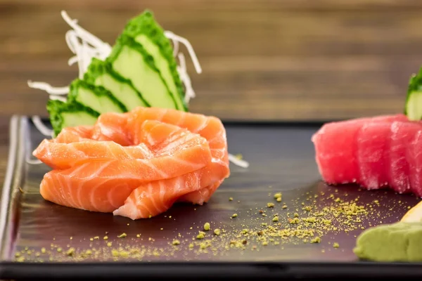 Salmón sashimi, atún sashimi de cerca . — Foto de Stock