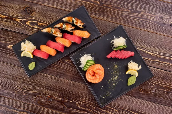 Dos platos de nigiri sushi vista superior . — Foto de Stock