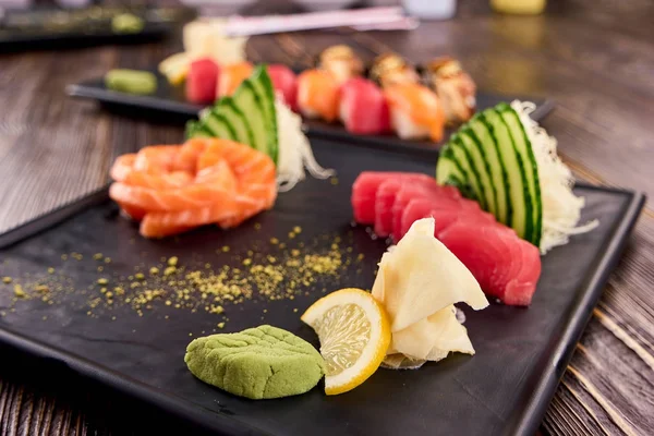 Primer plano wasabi, limón y sushi blanco jengibre . — Foto de Stock