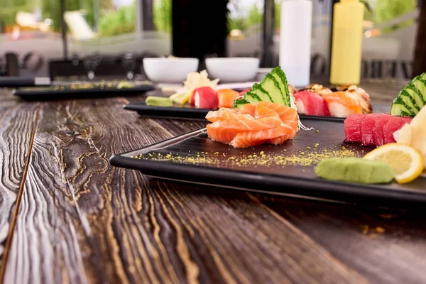 Perspectiva sobre la mesa con sushi . — Foto de Stock