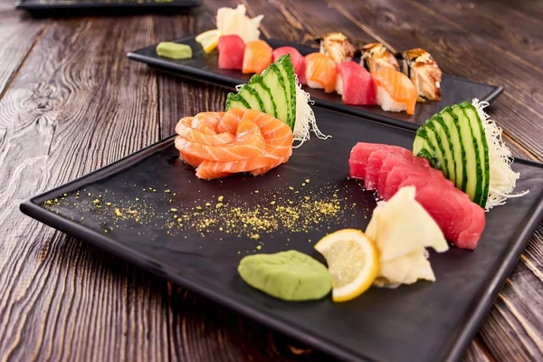 Nigiri plato de sushi en placa de rectángulo negro . — Foto de Stock