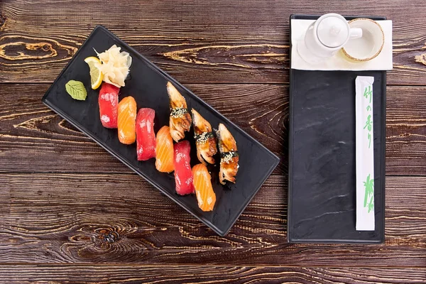 Sushi nigiri húmedo jugoso y guarnición, vista superior . — Foto de Stock