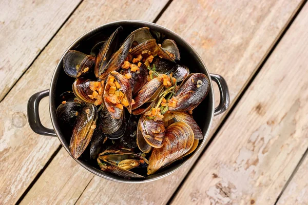 Pentola di cozze e verdure preparate . — Foto Stock