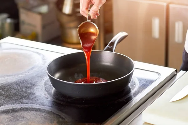Röda tomatsås flyter på pan. — Stockfoto