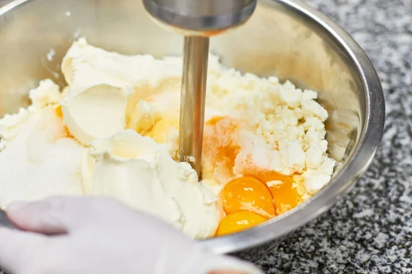Начните перемешивать крем в миске с моторным миксером, выпечка торт . — стоковое фото