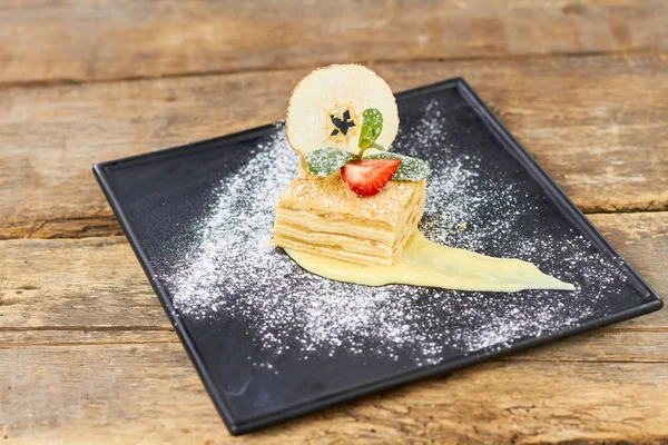 Prato doce, bolo de napoleão com fatias de frutas . — Fotografia de Stock