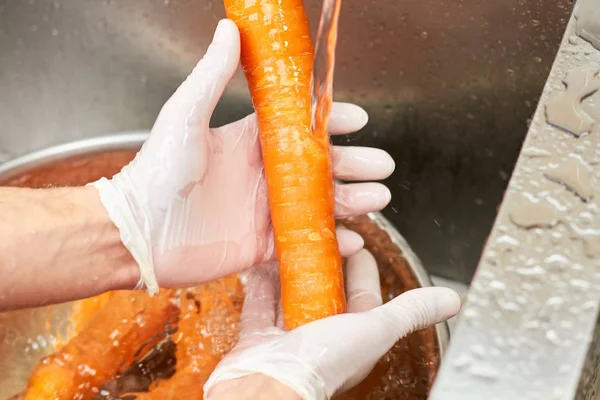 Satu wortel yang dicuci di bawah air keran . — Stok Foto