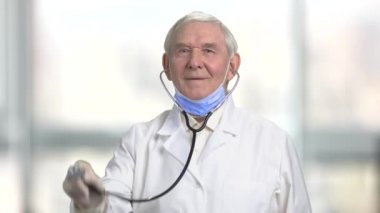 Önden Görünüm ihtiyar doktor sthetoscope gülümseyen.