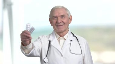 Eski üst düzey doktor hap ve yukarı iki paket ile.