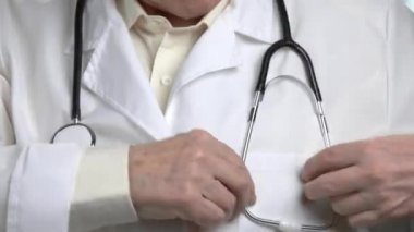 Bir doktor stetoskop kapatın.