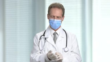 Elastik eldiven giymiş doktor portresi.