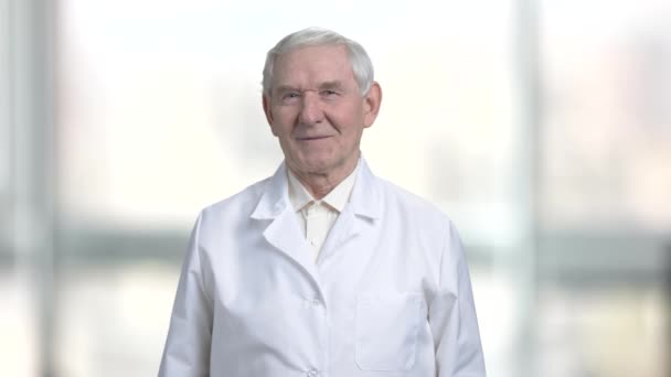 Stary dziadek w białą koszulę i płaszcz uśmiechający się. — Wideo stockowe