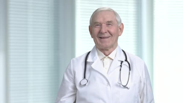 Portrét veselá lékaře s palcem nahoru. — Stock video