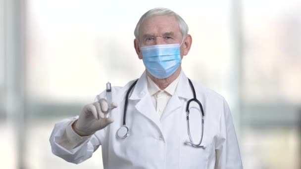 Doktorlar push şırınga enjekte etmek hazır el. — Stok video