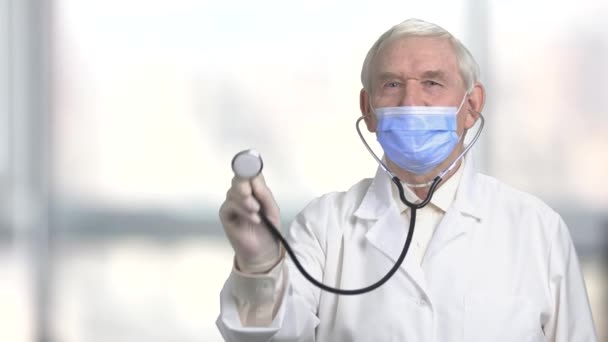 Stetoskop i senior läkare hand. — Stockvideo