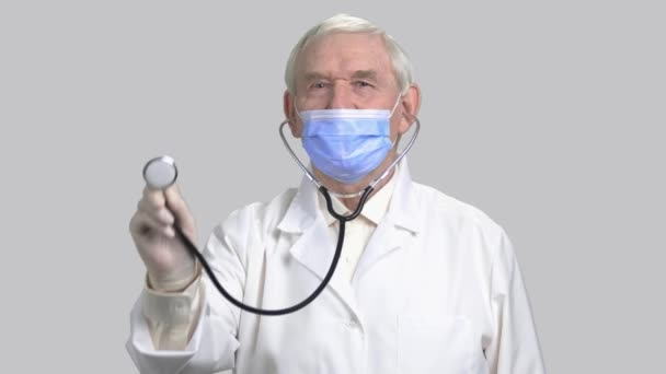 Manliga gamla läkare Visa stetoskop för dig. — Stockvideo