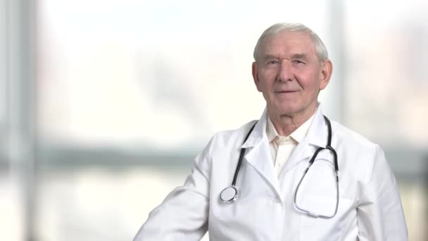 Vieux médecin senior recommander des pilules . — Video