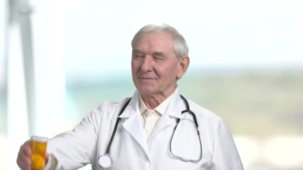 Portret stary lekarz przepisując lek dla Ciebie. — Wideo stockowe