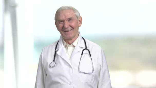 Retrato viejo doctor riendo duro . — Vídeo de stock