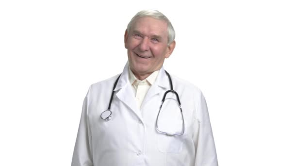 Vecchio medico guardando dritto la fotocamera e ridendo . — Video Stock