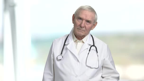 Oude frown ernstige dokter. — Stockvideo