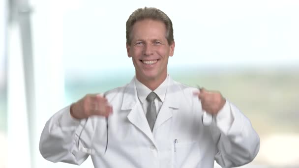 Médico alegre colocar estetoscópio em seu pescoço . — Vídeo de Stock