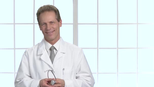 Volwassen geneeskunde mannelijke arts klaar om te onderzoeken patiënt en help. — Stockvideo