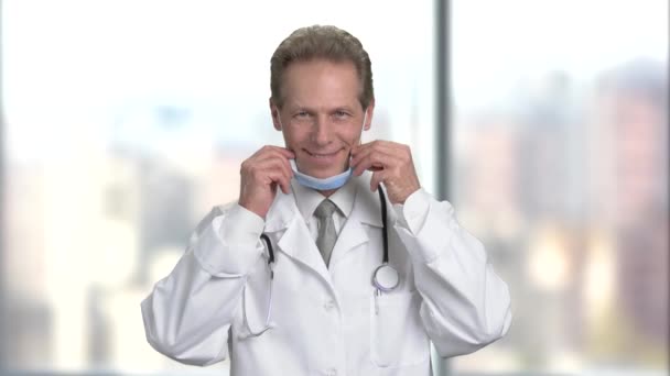 Portrait of adult doctor put on protective mask. — Stock Video