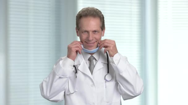 Il medico maschile utilizza lo stetoscopio per controllare il paziente . — Video Stock