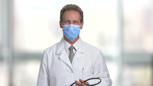 Docteur avec masque mis sur stéthoscope sur son cou . — Video