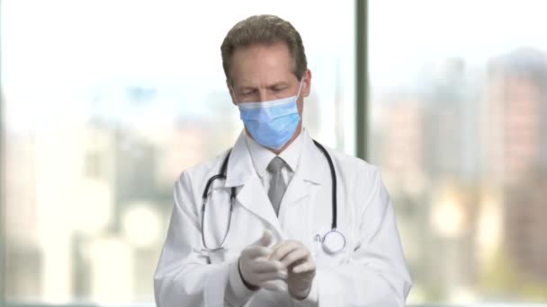 Portrét lékaře v masce složit ruce a paže. — Stock video
