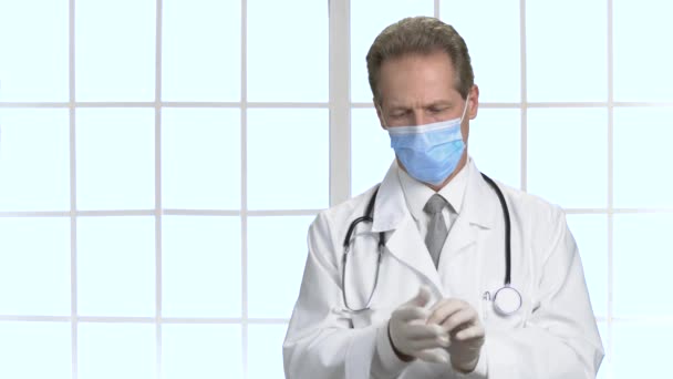 Asystent lekarz chirurg, szykując się do operacji. — Wideo stockowe