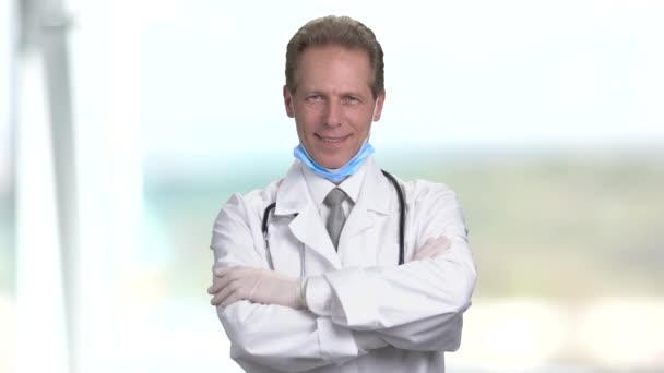 Usmívající se doktor skládání ruce. — Stock video