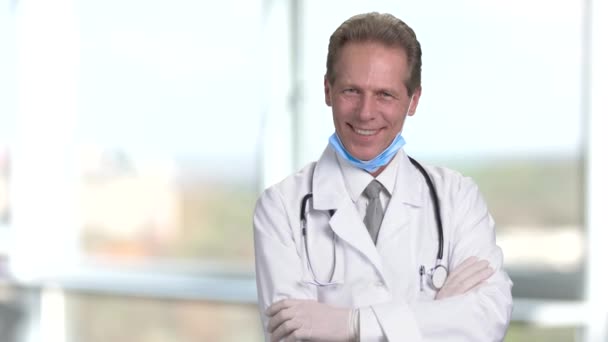 Fröhlich fröhlicher Arzt im Anzug mit verschränkten Armen. — Stockvideo