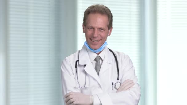 Porträt eines lächelnden Arztes mit Zähnen. — Stockvideo