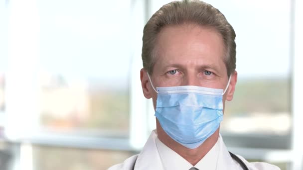 Vidám érett férfi orvos védő maszk. — Stock videók