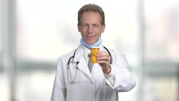 Doktor dává prášky láhev v klinice. — Stock video