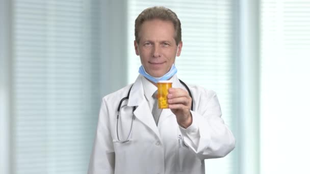 Doktor doktor antidepresanlar kullanmak için tavsiye. — Stok video