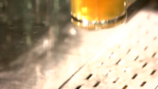 Close up put overflowing beer on the table, slow-mo. — Stock Video
