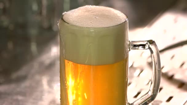 Coupe écumeur de bière en mousse, gros plan . — Video