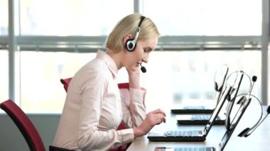 Bir istemci kadın çağrı merkezi danışmanlık.