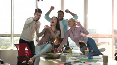 Fotoğraf için dalga geçmeyi.